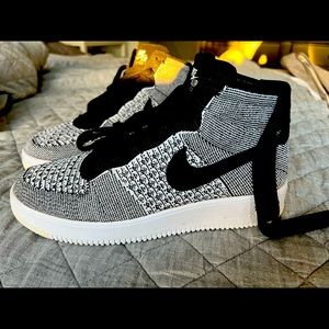 Air Force 1 Flyknit Mid Black/White Size 10.5